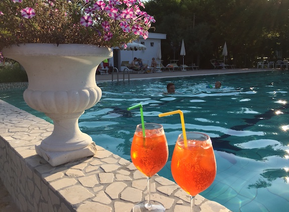 pool bar aperitivo